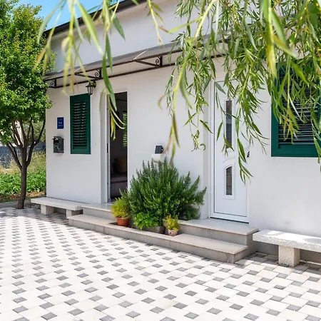 Studio Apartment Dona Trogir Exterior photo